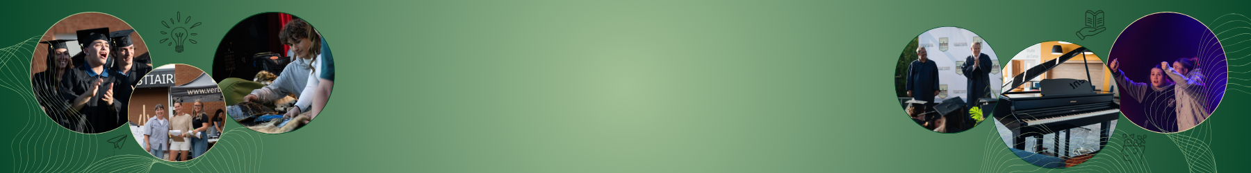 Bannière panoramique sur fond vert dégradé, décorée de lignes abstraites et de petites icônes (ampoule, livre), présentant des photographies circulaires axées sur les cérémonies, les arts de la scène et la vie de campus.